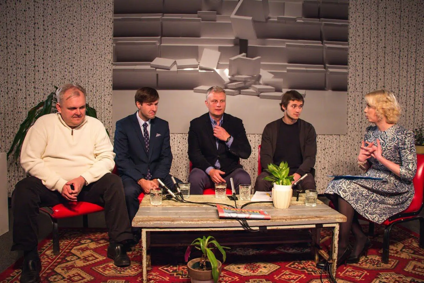 Eilne "Fookuse" saade. Seda, kas ja kuidas kallutatud tõed ühiskonna tervisele mõjuvad, arutasid saatekülalised Erkki Bahovski, Martin Helme, Janek Luts ja Joosep Tiks. Saadet juhib Marian Võsumets.