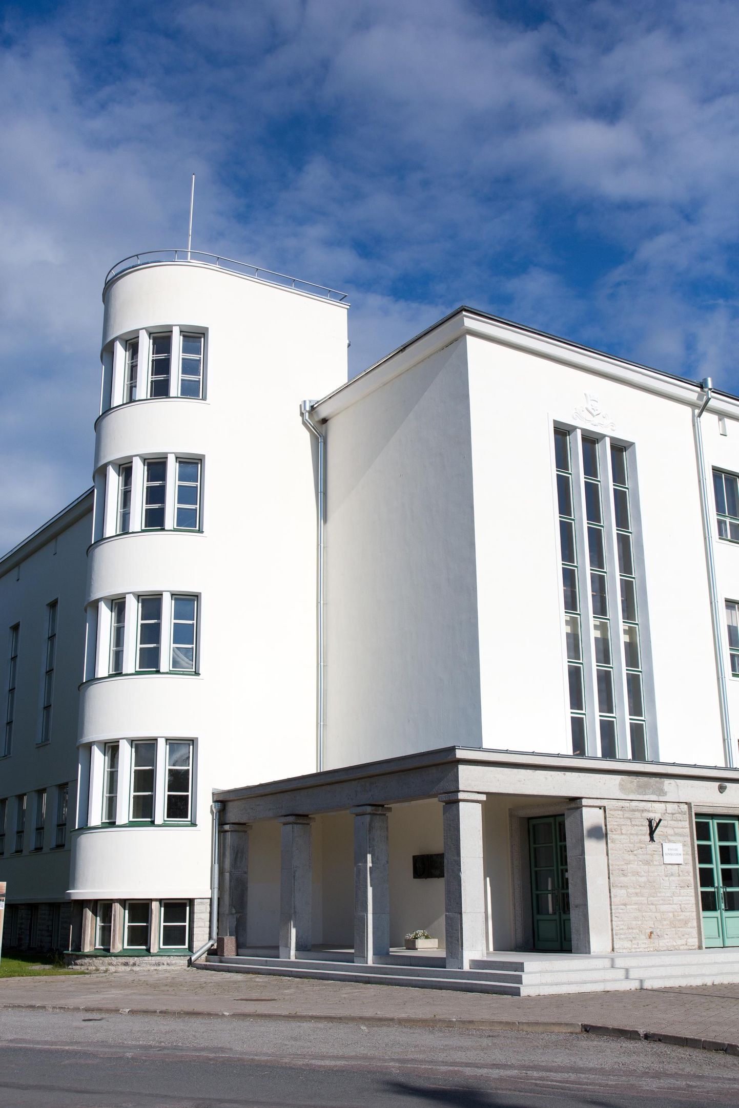 Rakvere gümnaasium ajaloolisel Alar Kotli projekteeritud koolihoone tornis võib hakata ööpäevaringselt lehvima Eesti sini-must-valge trikoloor. 