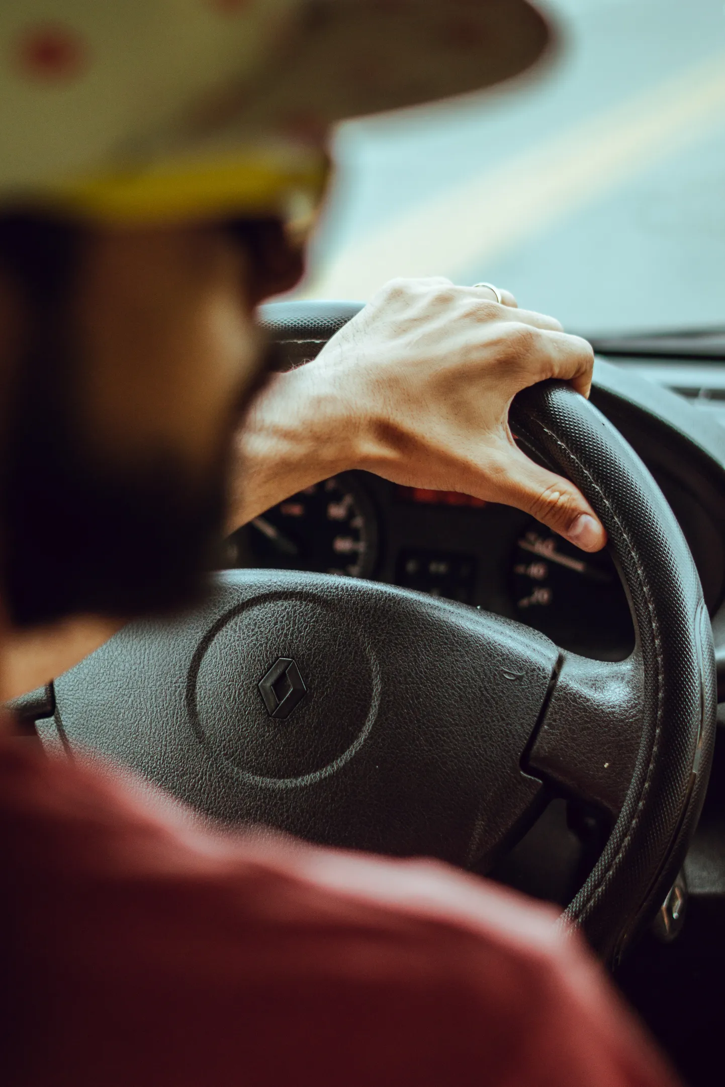 Vīrietis pie auto stūres