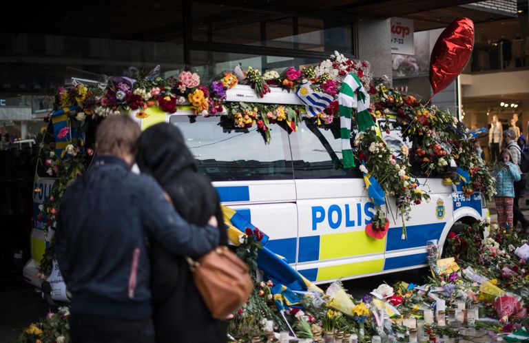Aprillikuises Stockholmi rünnakus hukkunute mälestuseks toodud lilled.