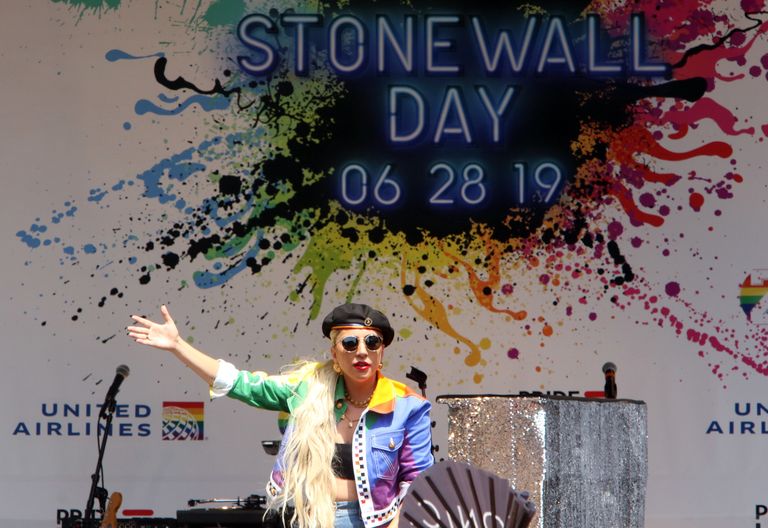 Gaga avaldamas oma toetust LGBTQ+ inimestele 28. juunil 2019. aastal New Yorgis, Greenwich Village'is Stonewalli meeleavalduste aastapäevale pühendatud mälestusüritusel.