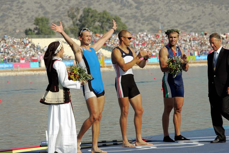 Ateena olümpiamängude medalitseremoonia. Hõbemedali teenis Jüri Jaanson (sinises), kullale tuli Olaf Tufte (keskel) ja pronksmedali sai kaela bulgaarlane Ivo Janakiev.