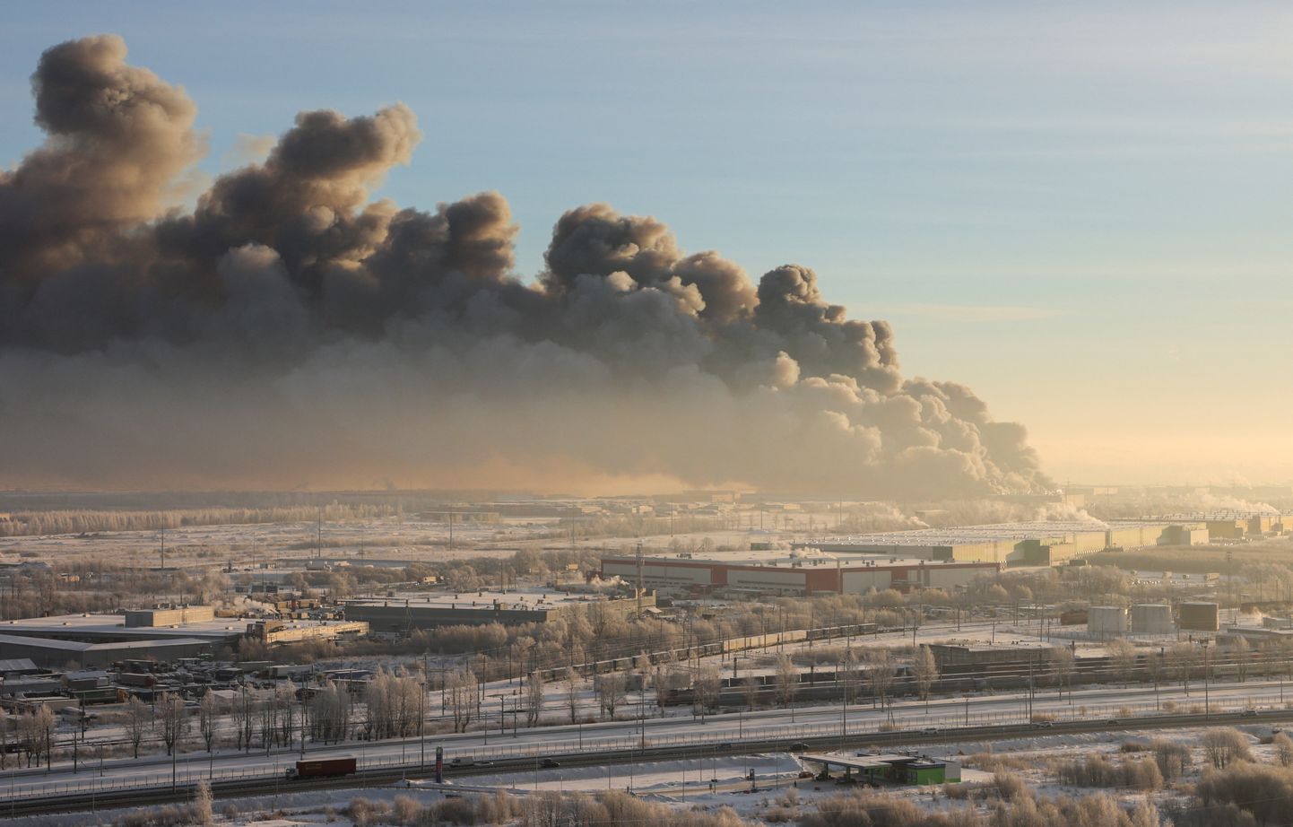 Vene veebipoe Wilderries lao põlengu suits Peterburi kohal 13. jaanuaril 2024. aastal.