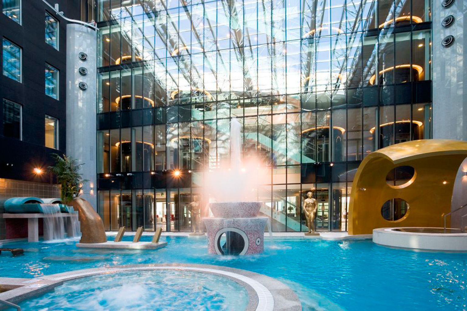 Внутренний бассейн с баром в отеле Tallink Spa & Conference hotel.
