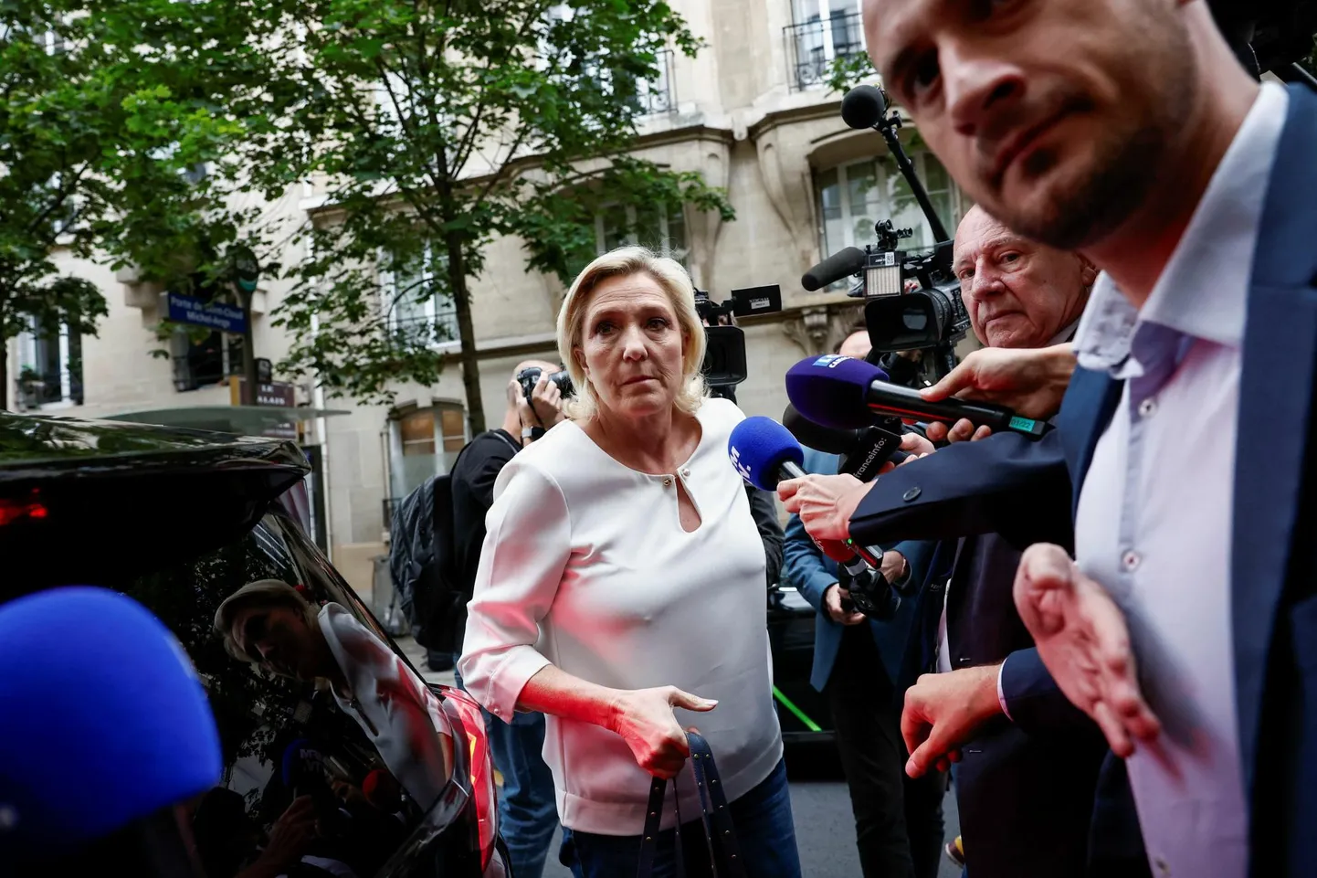 Paremäärmusliku Rahvusliku Liidu käilakuju Marine Le Pen saabumas eile pärast edukat valimisõhtut erakonna peakorterisse Pariisis.