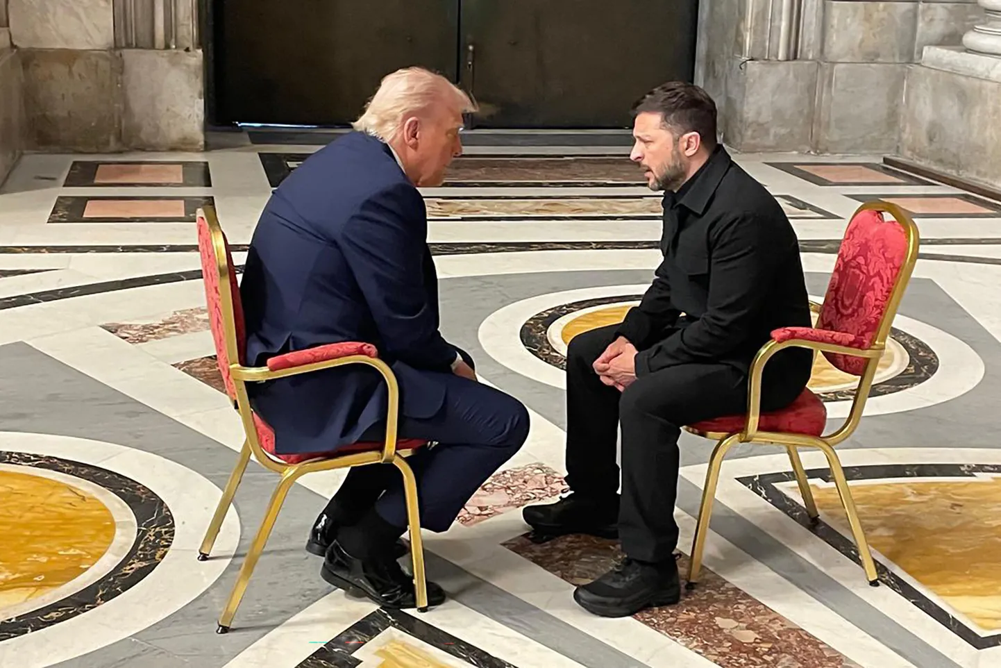 Donalds Tramps un Volodimirs Zelenskis tikšanās laikā 26. aprīlī Vatikānā