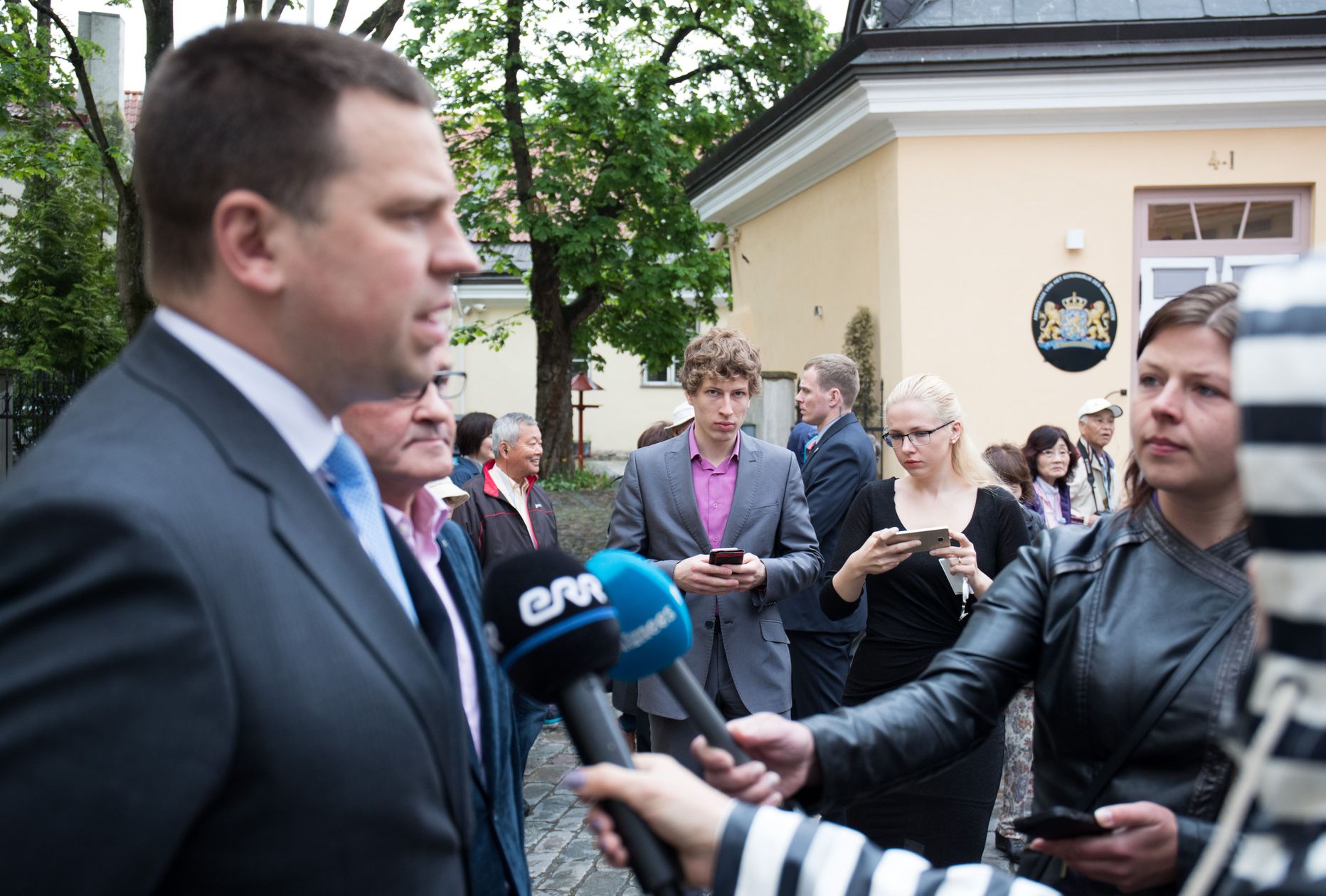 Peaministri büroo juht Tanel Kiik (pildil keskel) on Jüri Ratase üks lähedasemaid usaldusaluseid, kes saadab teda varjuna. Kolmapäeval jälgis ta koos peaministri nõuniku Alina Tubliga Stenbocki maja juures tähelepanekult, mida küsisid ajakirjanikud uut riigihalduse ministri kandidaati Jaak Aabi esitlenud valitsusjuhilt.