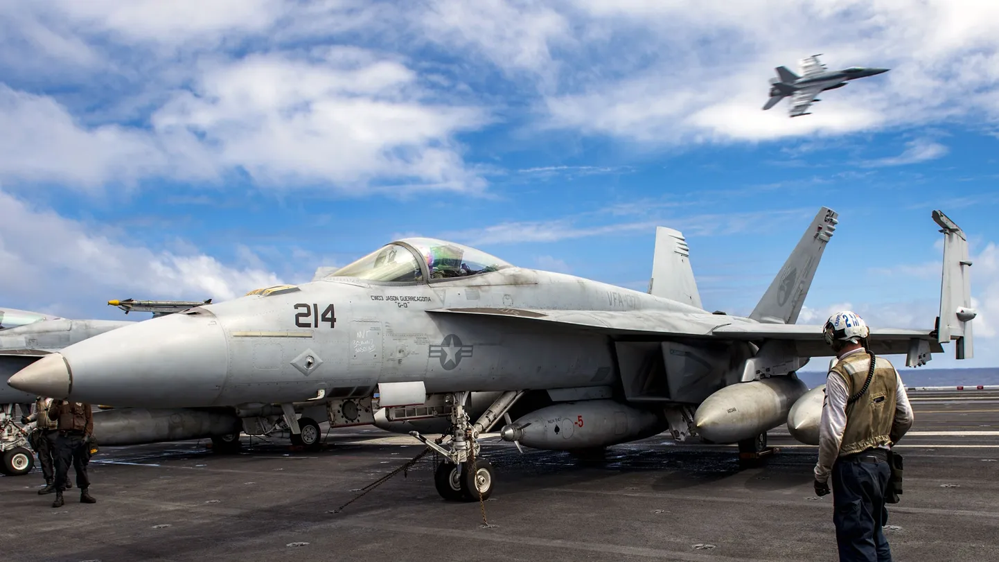Hävitaja F/A 18 Hornet lennukikandja USS Carl Winson pardal.