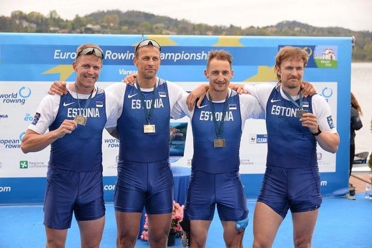 Eesti neljapaat poodiumil juubeldamas. Vasakult: Kaspar Taimsoo, Tõnu Endrekson, Allar Raja, Jüri-Mikk Udam.