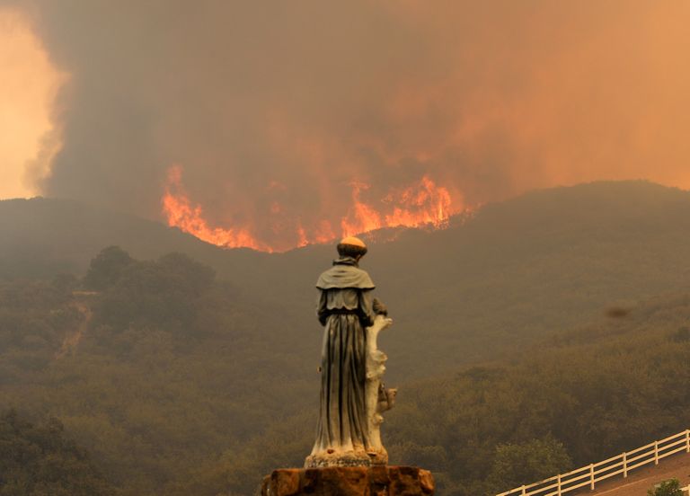 Põleng ohustamas California Hidden Hillsi piirkonda, kus asuvad mitmete kuulsuste, kaasa arvatud Kim Kardashiani villa. Esiplaanil frantsiskaanide ordu rajaja Assisi Franciscuse kuju