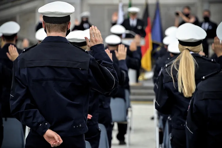 Saksamaa politseinikud vannet andmas