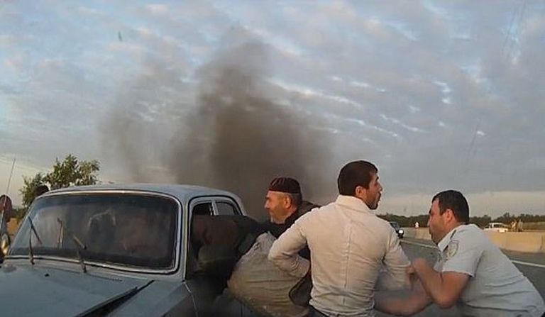 Aserbaidžaani kiirteel päästeti süttinud autosse lõksu jäänuid