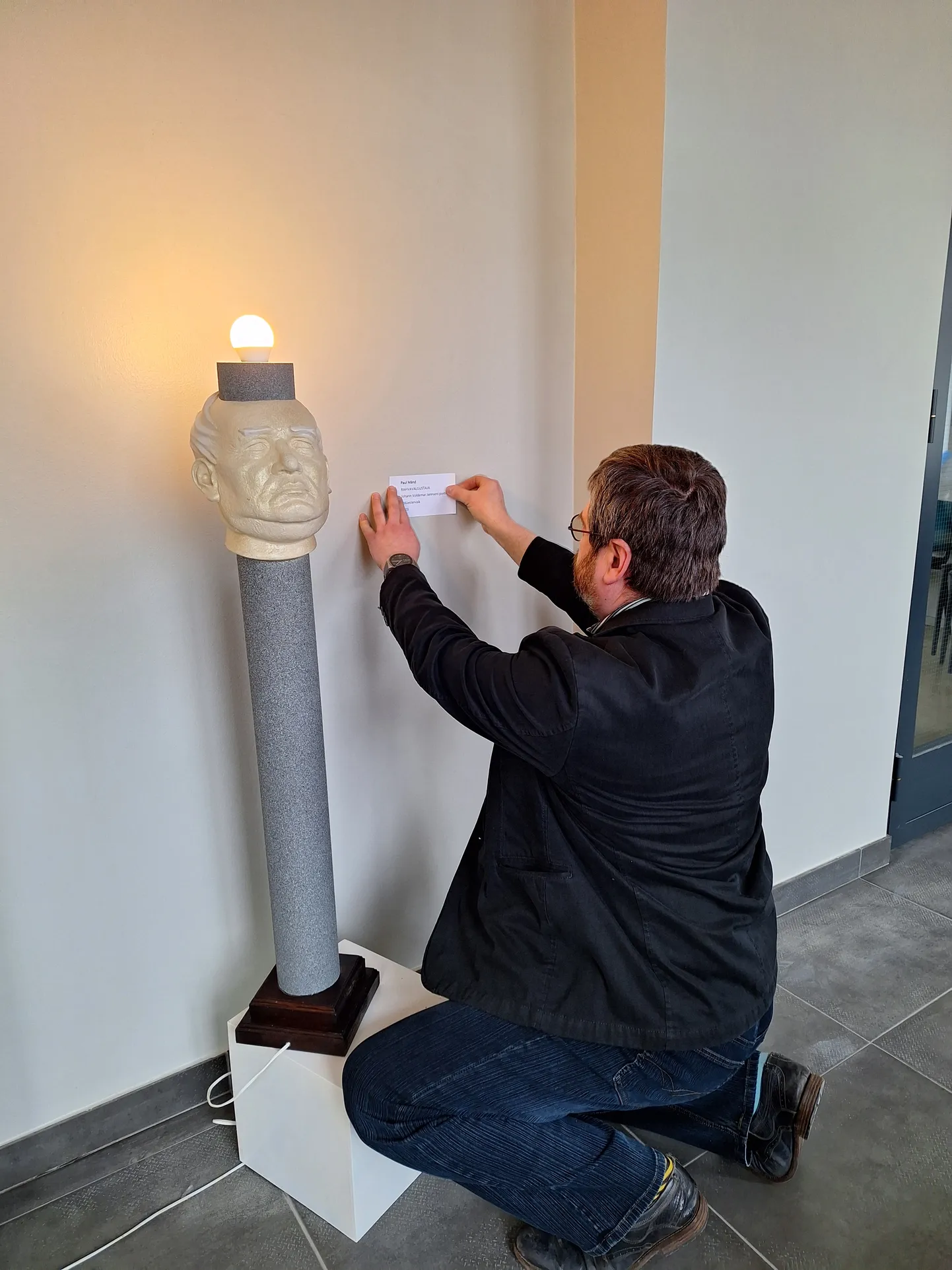 Tartu Oskar Lutsu nimelisse linnaraamatukokku sättis oma töö üles ka skulptor Paul Mänd (fotol), kes valmistas J. V. Jannseni näo järgi plastportree, pani selle pähe põlema pirni ja nimetas töö «Rahvavalgustajaks».