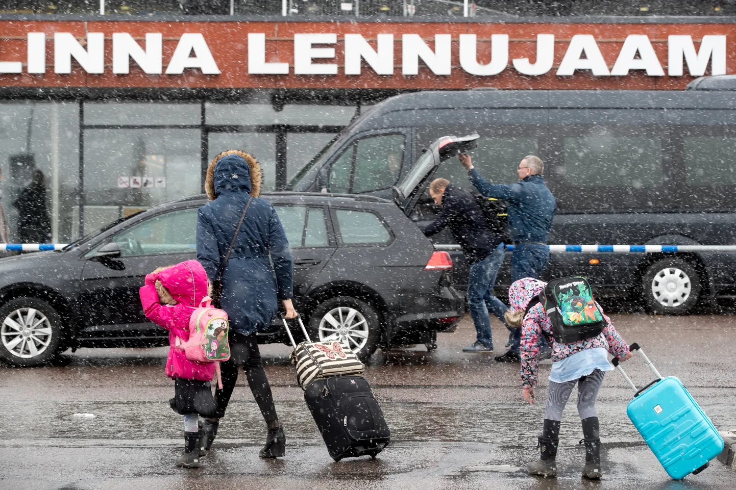 Kohvritega reisijad Tallinna lennujaama ees.