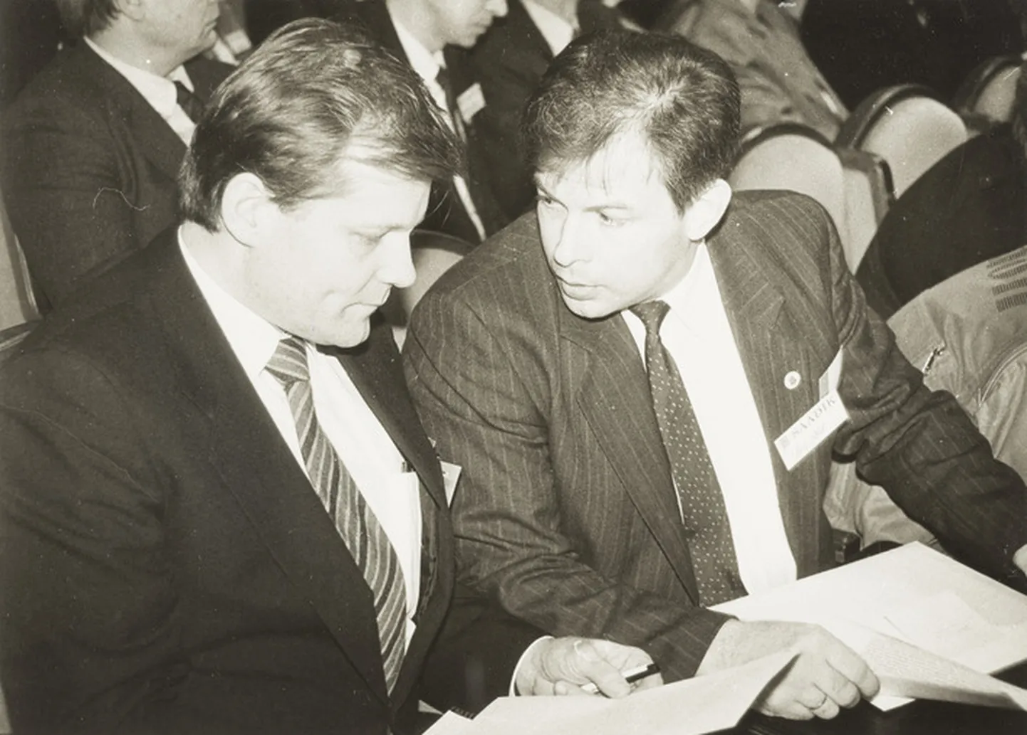 Jüri Põld (paremal) osales veebruaris 1992 Eesti Kongressi VII istungjärgul. 1992. aastal valiti ta riigikogu liikmeks ja järgmises koosseisus osales saarlane asendusliikmena. Hiljem juhtis Jüri Põld aastaid Eesti Karateföderatsiooni.