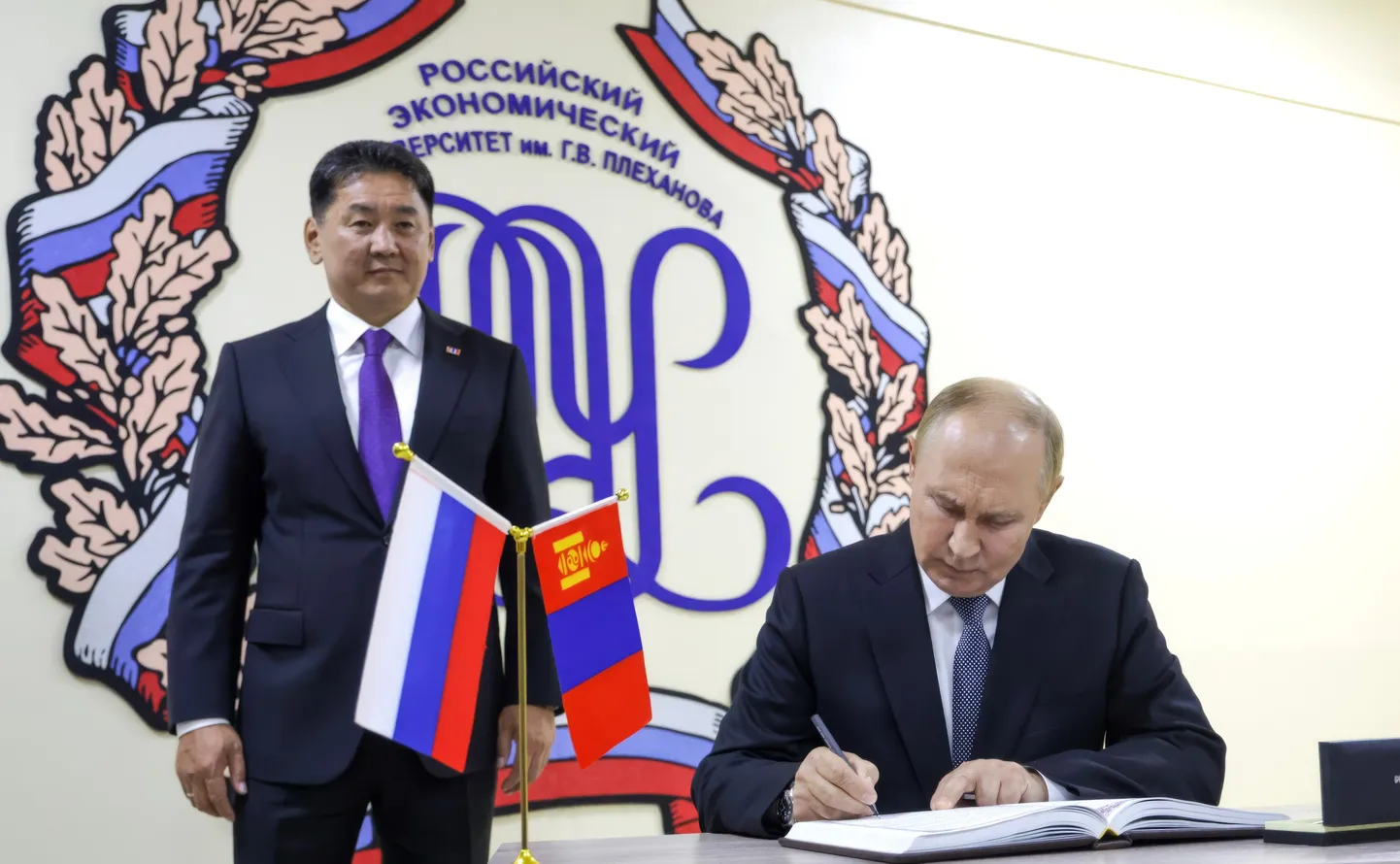 Venemaa diktaator Vladimir Putin külastamas koos Mongoolia presidendi Ukhnaagiin Khurelsukhiga Plekhanovi Vene majandusülikooli 3. septembril 2024. aastal Mongoolias Ulaanbaataris.