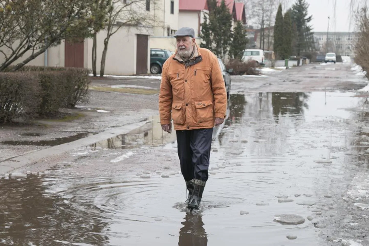 Kalvi tänava elanik Raivo Ruut ütleb, et suur veeloik on tema kodu ees juba mitmendat päeva.