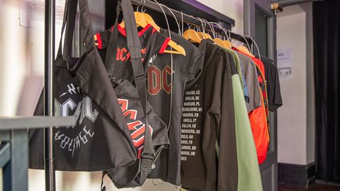 FÄNNI JAHMATAV AVASTUS ⟩ AC/DC tuurisärgile on Tallinn valesti kirjutatud