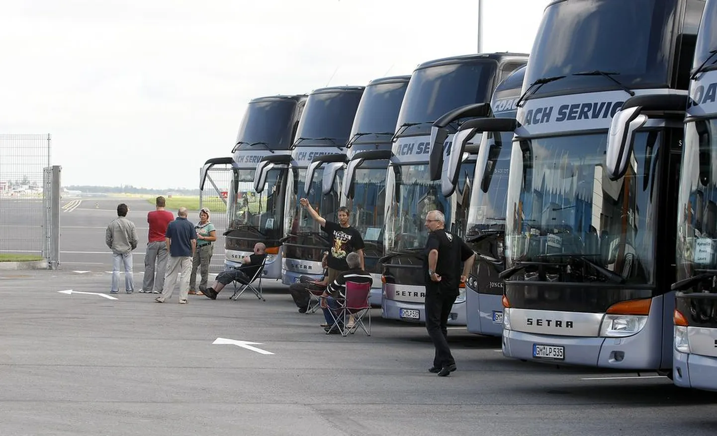 Tallinna lennujaamas oli Madonna valgustajatel, tantsijatel, helitehnikutel ja teistel meeskonna liikmetel vastas 14 kahekorruselist ja üks tavaline buss. Nii mõneski neist olid lisaks lesimisalustele ja kohviaparaatidele ka baariletid ja arvutid.