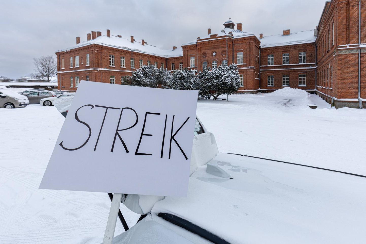 Streigist võtavad osa õpetajad üle Eesti ja toetusstreigiga liituvad ka lasteaiaõpetajad.