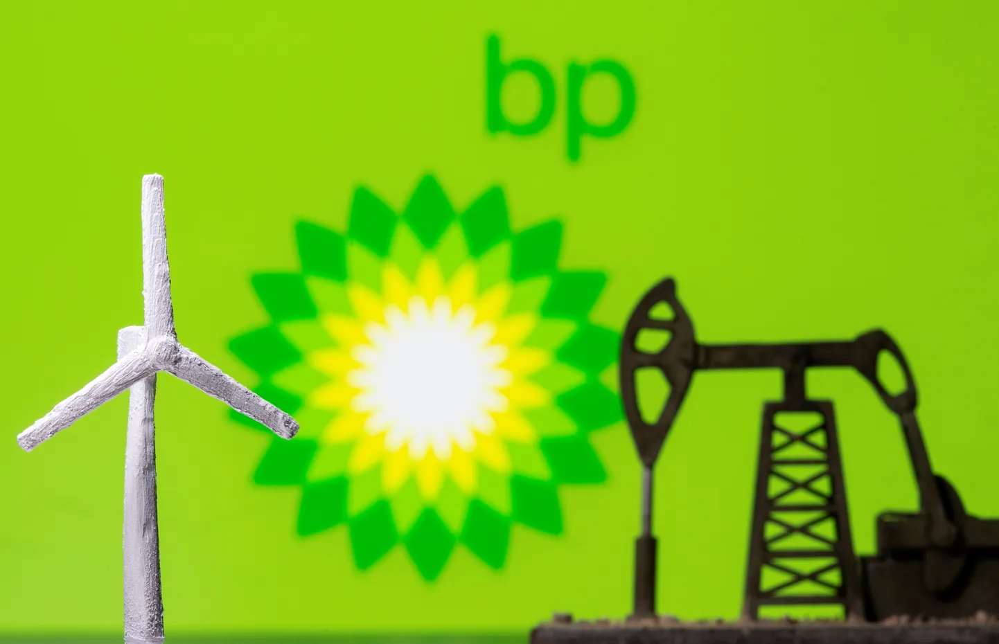 BP logo ja tuuliku ning naftapuurkaevu makett.