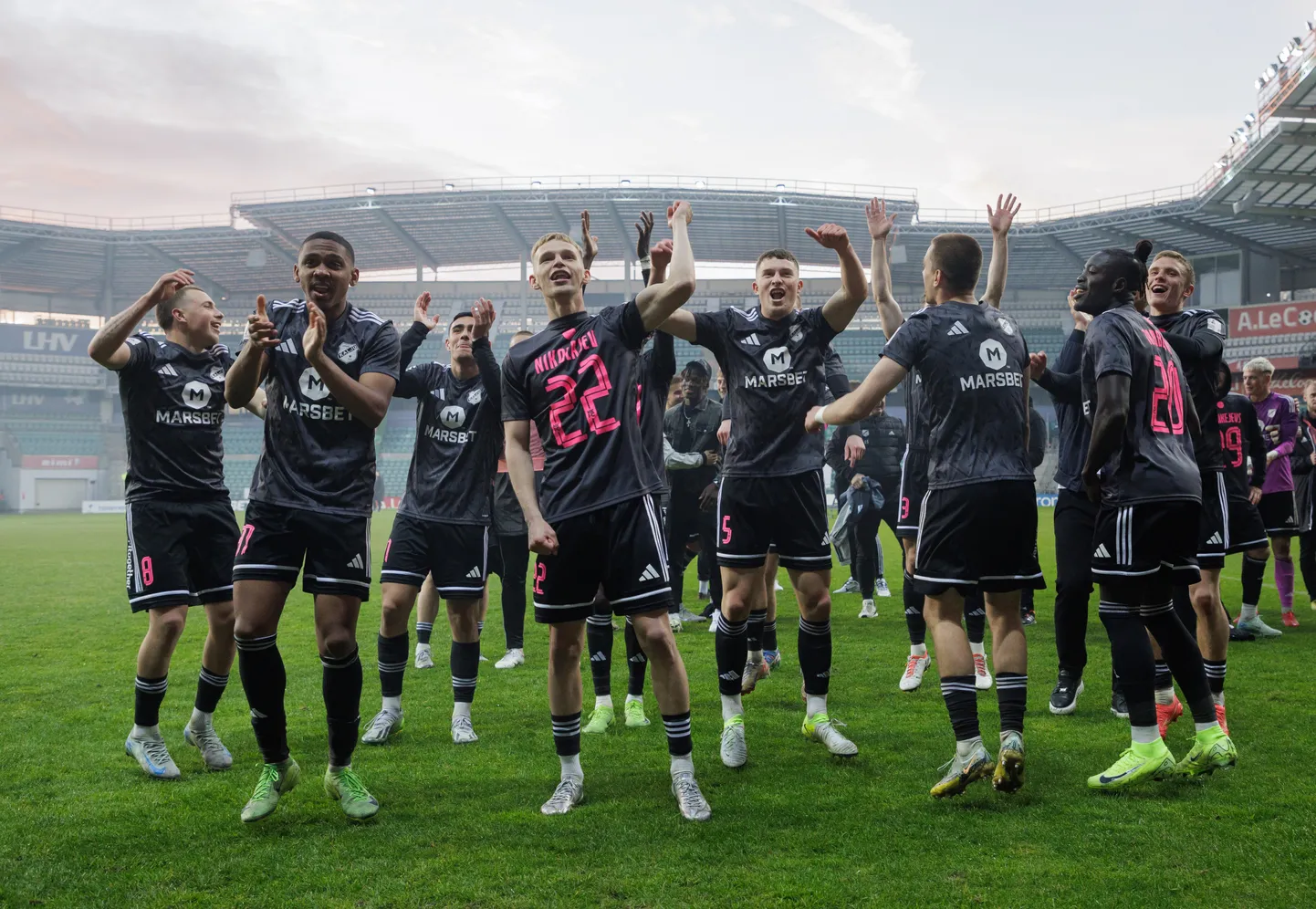 Fotol tähistab Nõmme Kalju tänavuses Eesti karikafinaalis saavutatud võitu FCI Levadia üle.