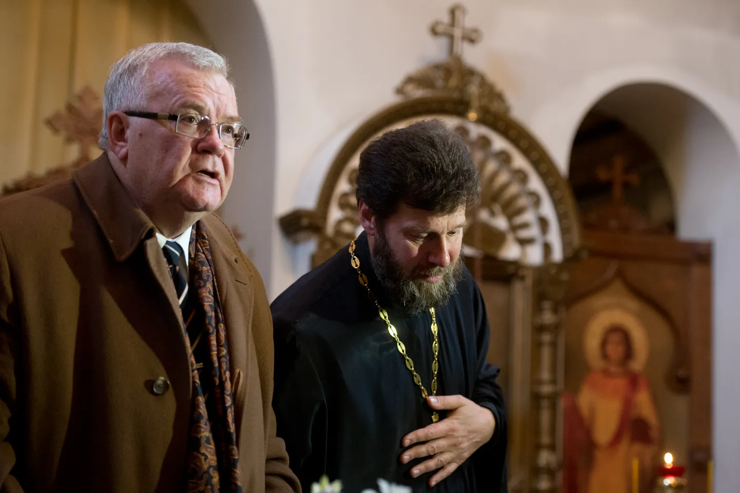Tallinna linnapea Edgar Savisaar Sitsi tänava kirikus. Foto on illustreeriv.
