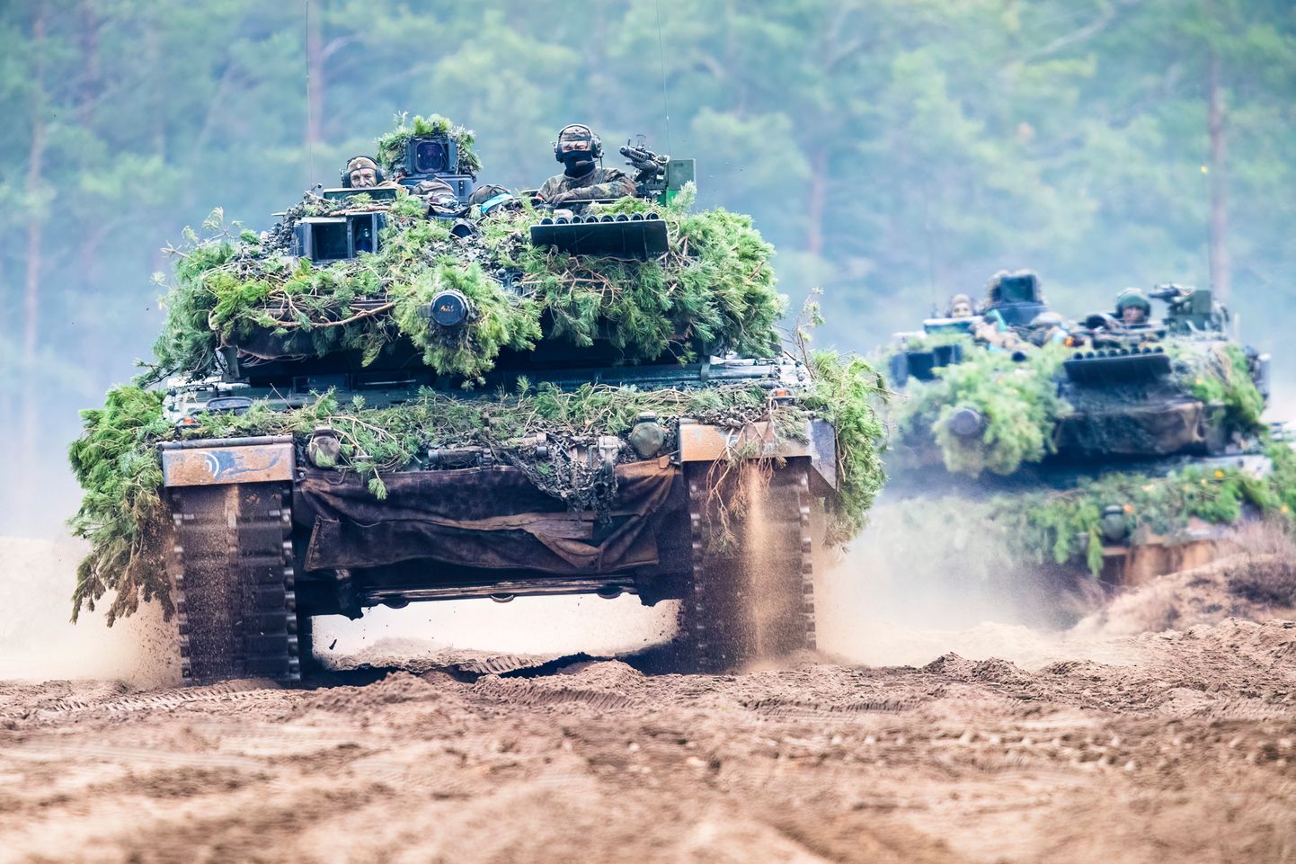 "Leopard 2" tanki.