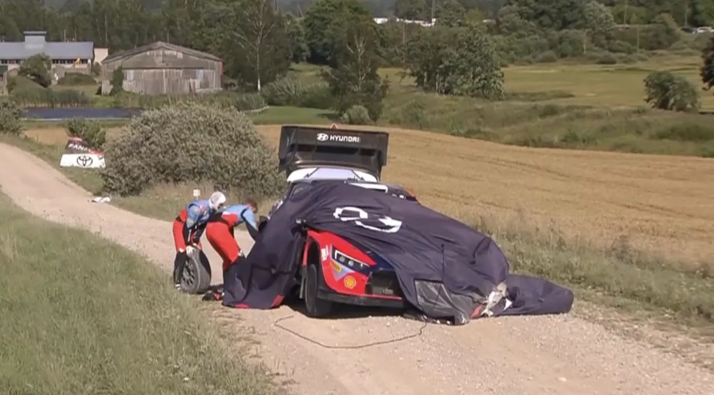 Ott Tänak ja Martin Järveoja pidid tee äärde seisma jääma.