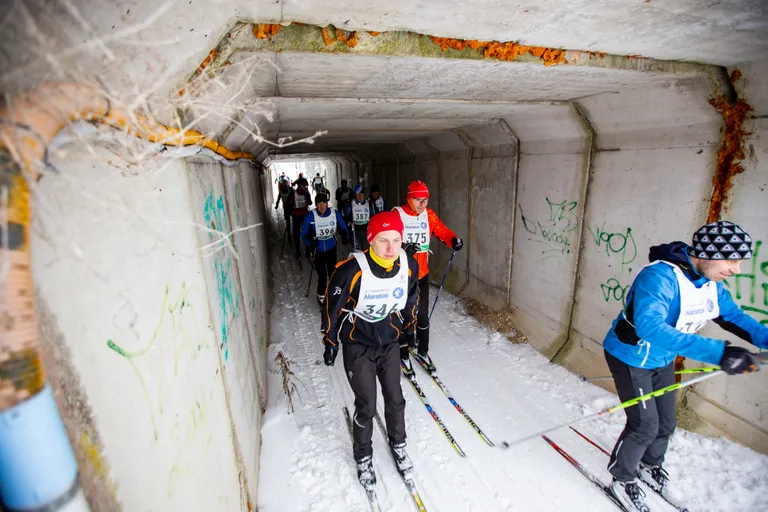 Suusatajad tunnelis. Läbida jääb veel 40 kilomeetrit.