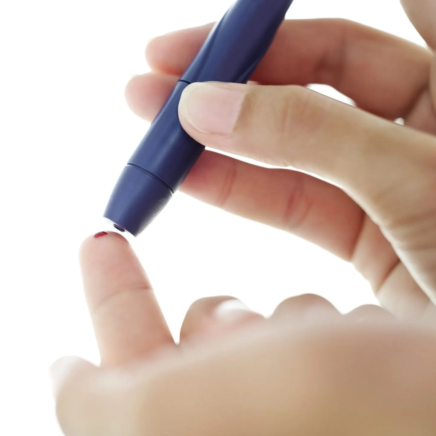Регулярный контроль уровня сахара в крови помогает снизить риск развития осложнений при диабете.