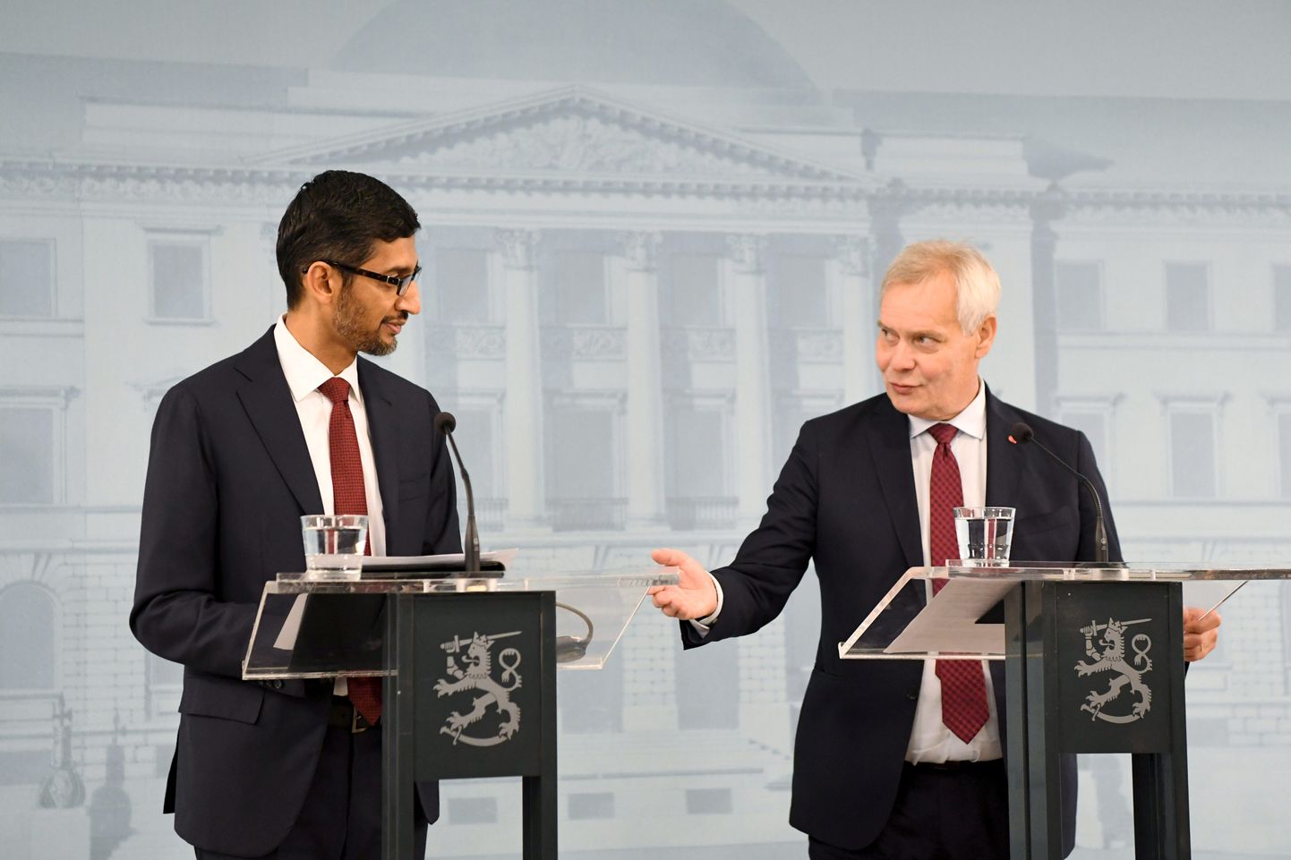 Soome peaminister Antti Rinne (paremal) ja Google-i tegevjuht Sundar Pichai täna pressikonverentsil teatamas suurettevõte lisainvesteeringutest Soome.