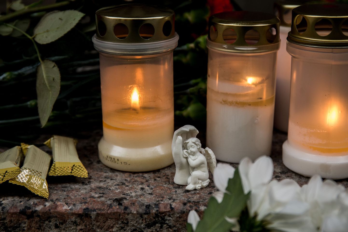 Ka Eestis asuva Vene saatkonna juurde viidi Egiptuse lennuõnnetuse ohvrite mälestamiseks lilli ja küünlaid.