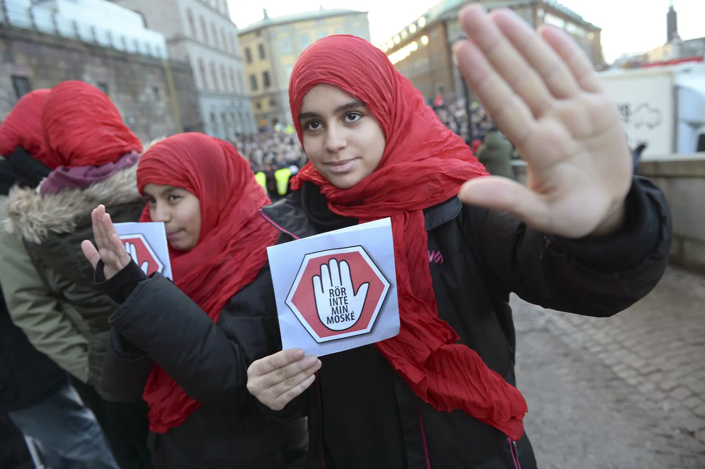 Meeleavaldajad Stockholmis. Tüdrukud hoiavad käes silte kirjaga: «Ära puutu minu mošeed»