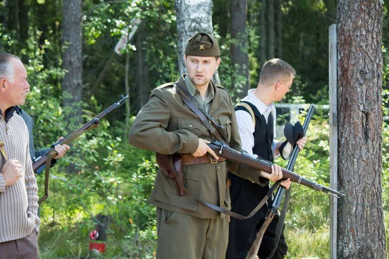 Jaak Madison Mart Sanderi seriaali «Naiste sõda» võtteplatsil Valgamaal, Sooru külas.