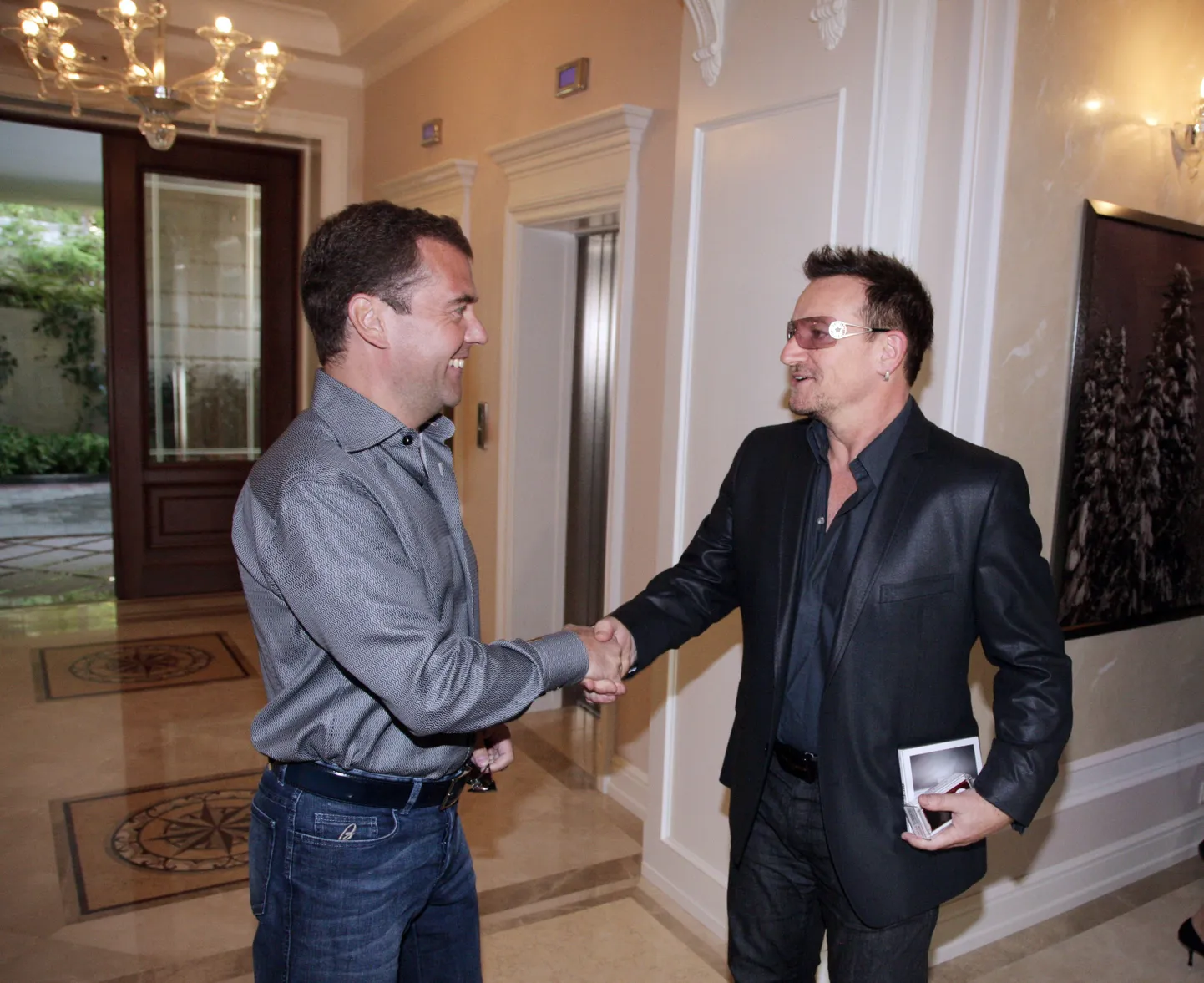 Vene president Dmitri Medvedev ja U2 solist Bono Sotšis.
