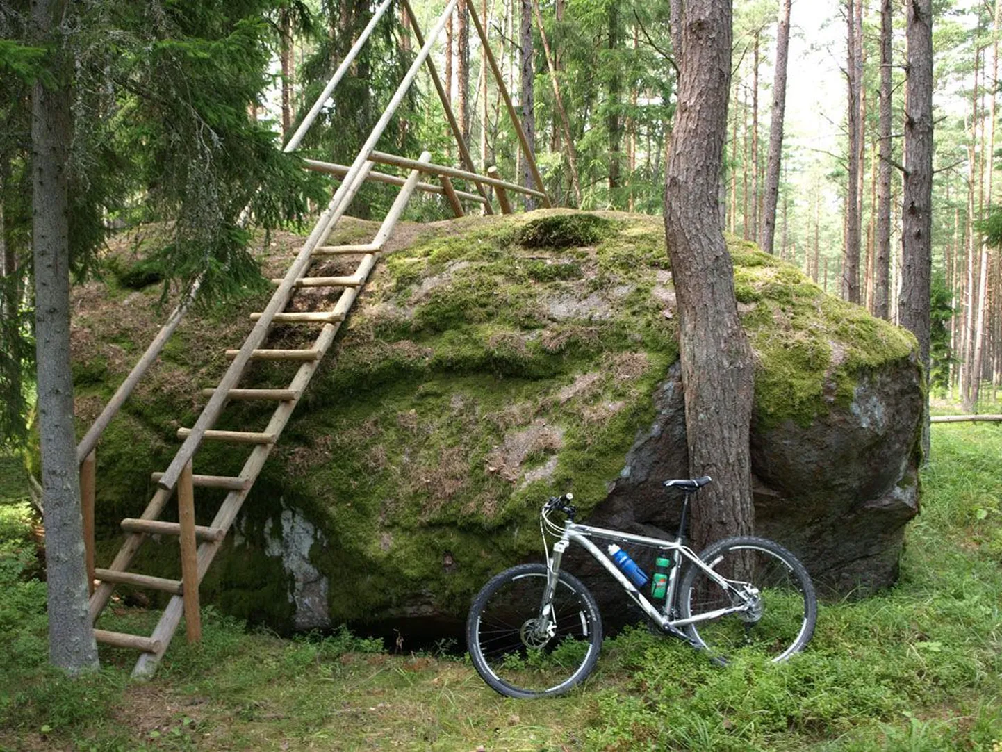 Mägipe rändrahn:
 2,4 meetri kõrgune kivimürakas asub keset männikut. Selle juurde juhatab Neljateeristi nooleviitade ja siniste rajalintidega rada. Raja rannikupoolses otsas on metsistunud luited.