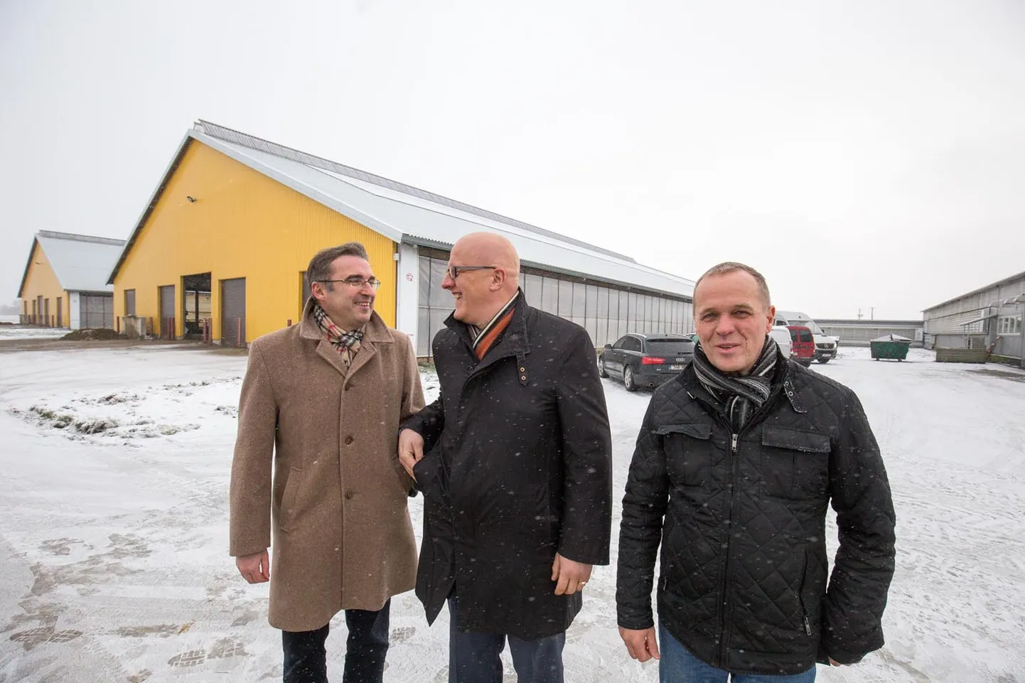 Estonia OÜ Taikse külas asuva Piibu suurfarmi katusele paigaldatud päikesepaneelide üle rõõmustavad avamisel nii Eesti Energia juhatuse liige Andres Sutt (vasakul), Enefit Energia juhatuse esimees Aavo Kärmas kui ka Estonia OÜ juhatuse liige Ain Aasa.