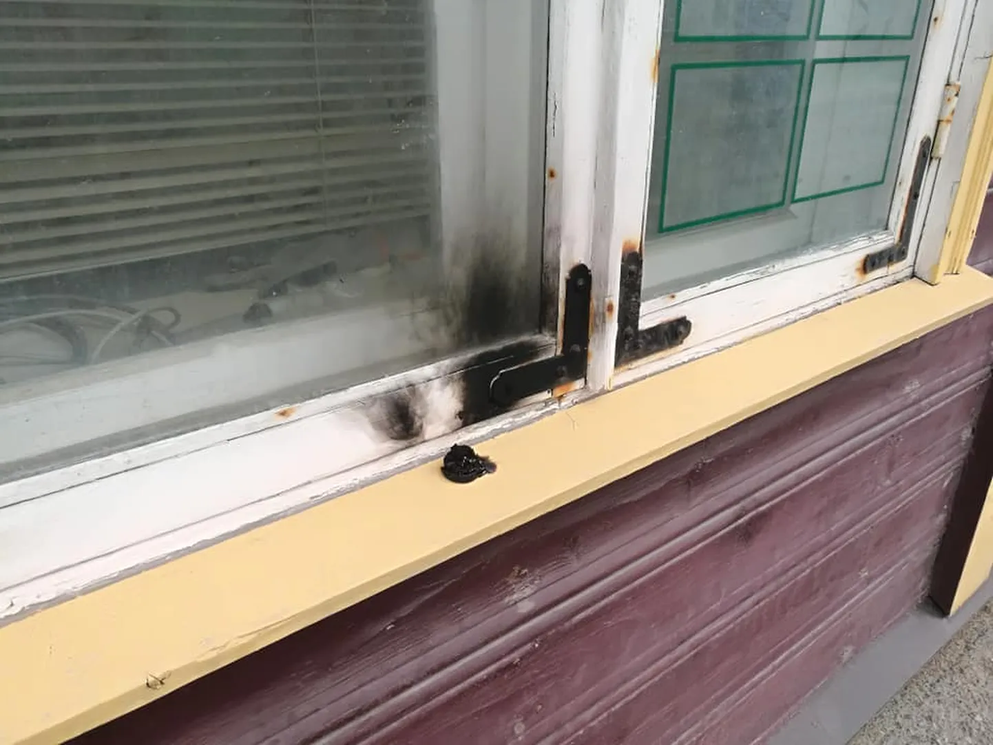 Süütamise jälgedega aken Paides Pikal tänaval.