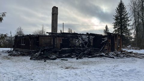 FOTO ⟩ Võrumaal leiti põlenud elumajast hukkunu