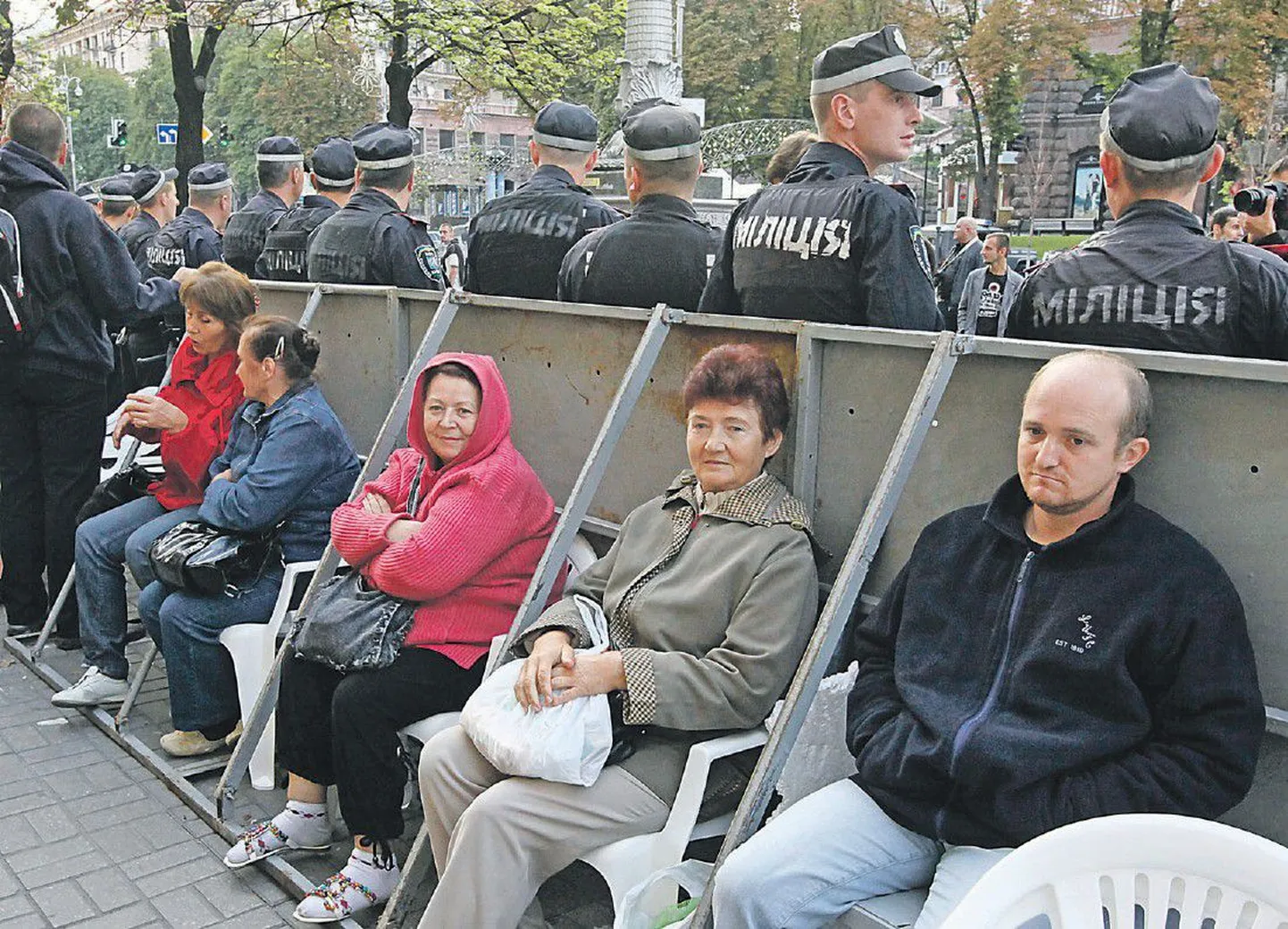 Практически сразу после ареста Тимошенко ее сторонники собрались перед Печерским райсудом и Лукьяновским СИЗО.