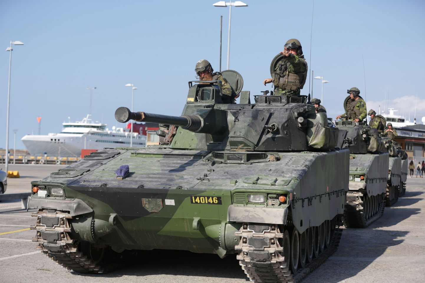 Rootsi kaitseväe lahingumasinad Gotlandil Visby sadamas.