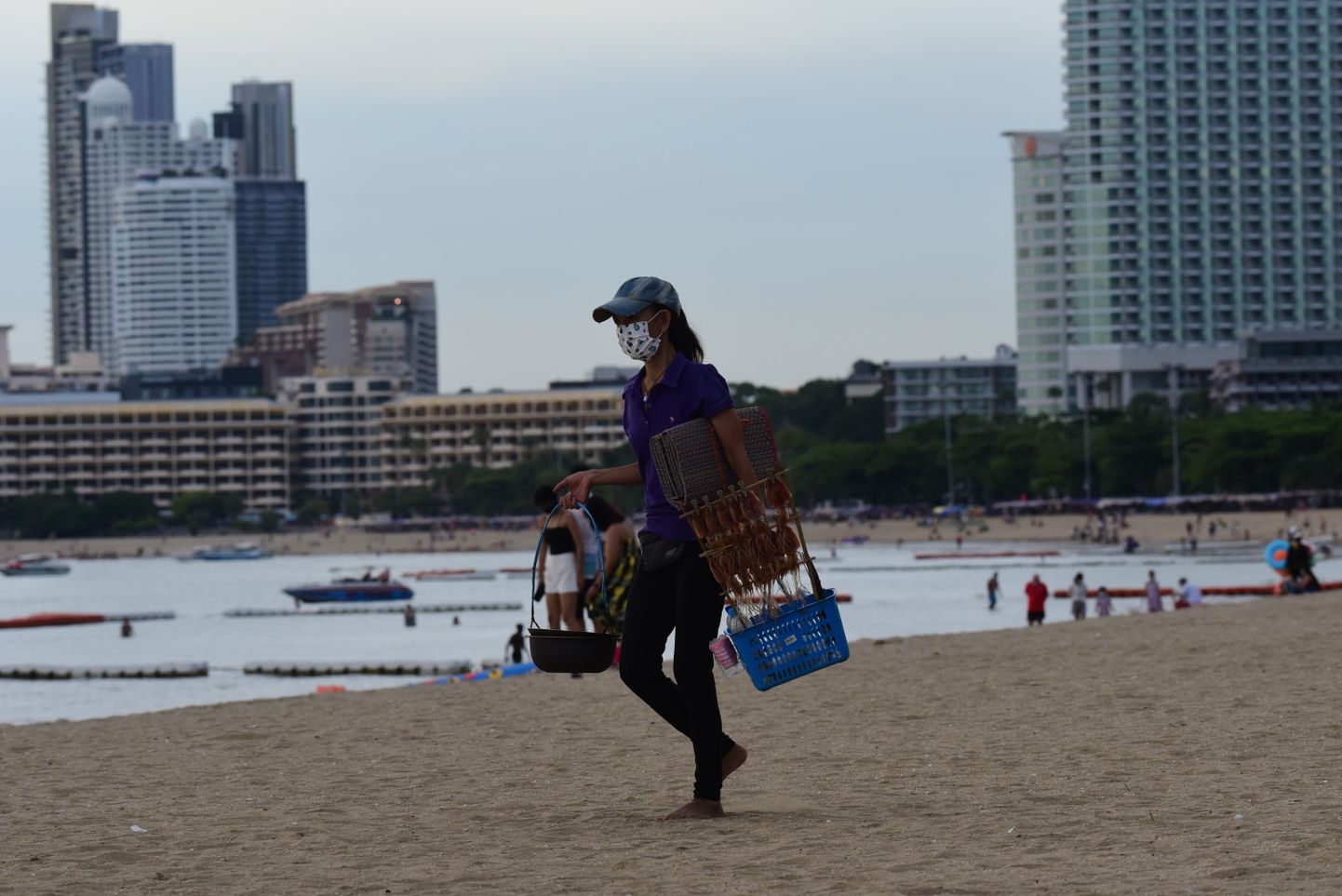 Pattaya, Tai  pooltühjades randades oodatakse pikkisilmi reisipiirangute leevenemist ja turistide naasmist.