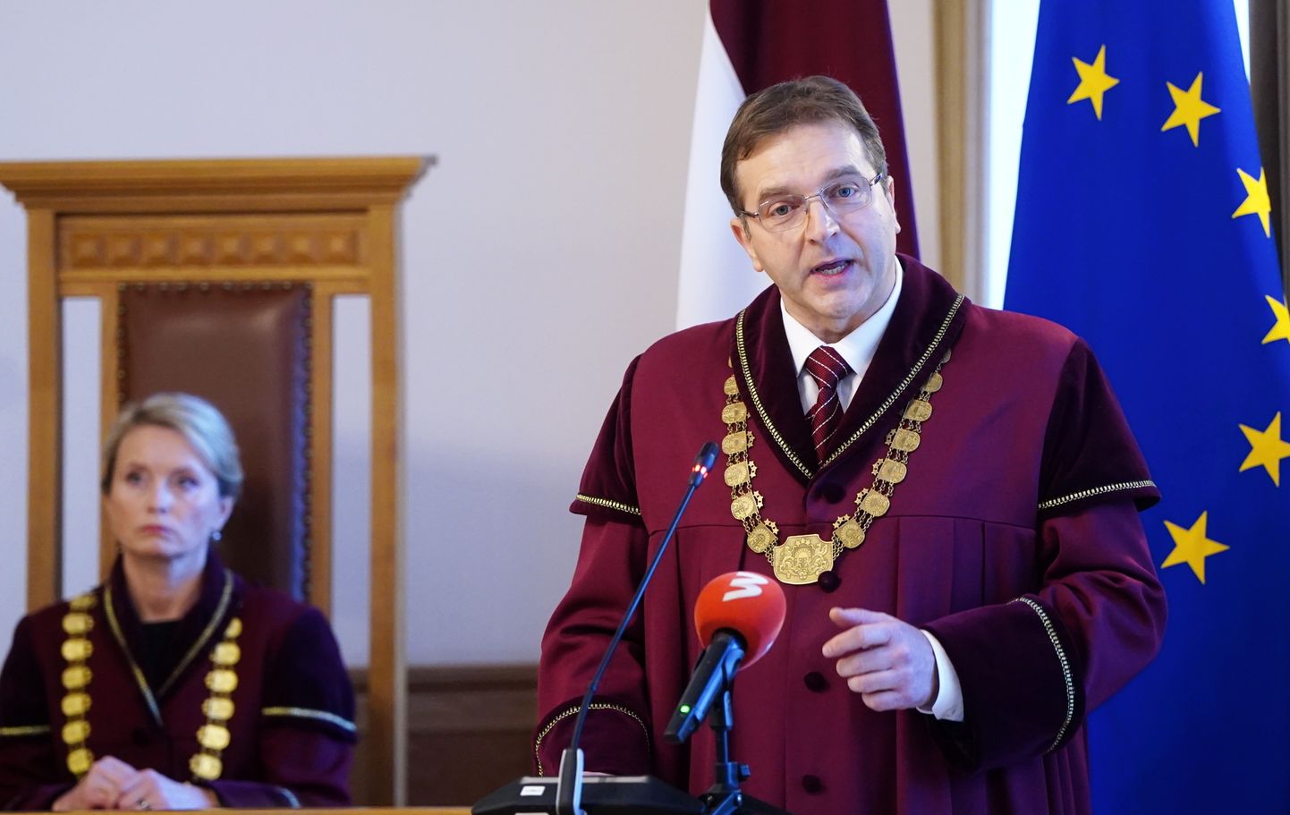 Председатель Конституционного суда Латвии Алвис Лавиньш считает, что знание латышского языка россиянами, которые живут в стране, "это проявление элементарного уважения".