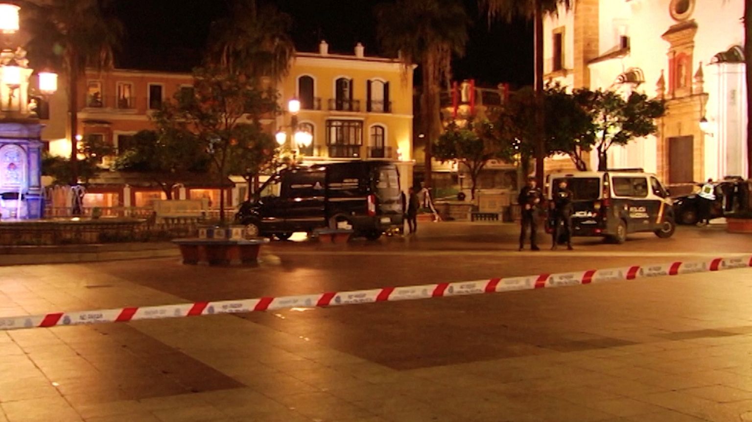 Politseinikud seismas Hispaanias Algecirases kiriku juures, kus leidis aset matšeeterünnak.