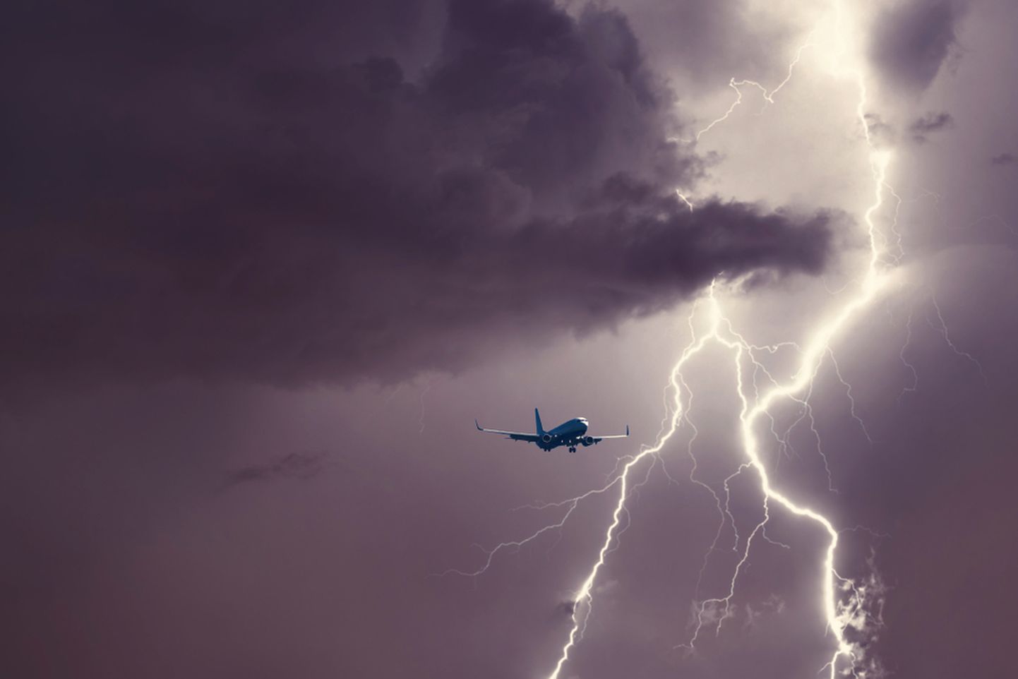 Молния ударила в пассажирский самолет. Снимок иллюстративный.