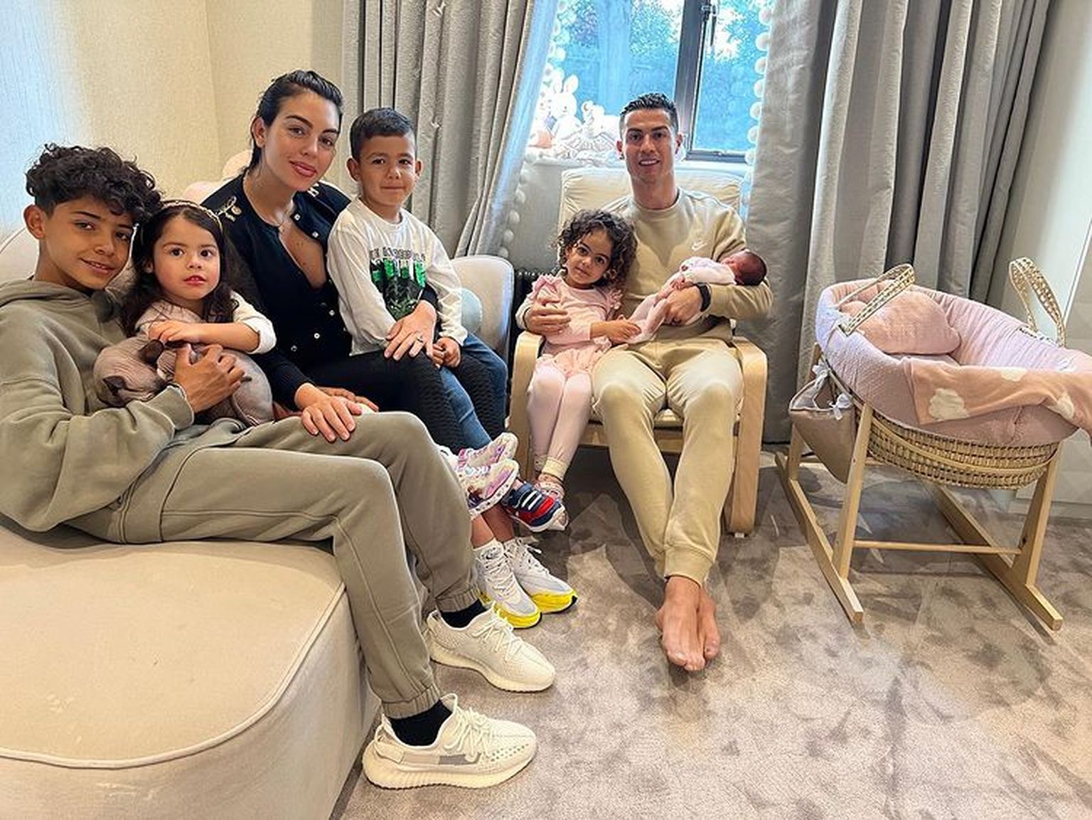 Cristiano Ronaldo ja Georgina Rodriguez koos lastega.