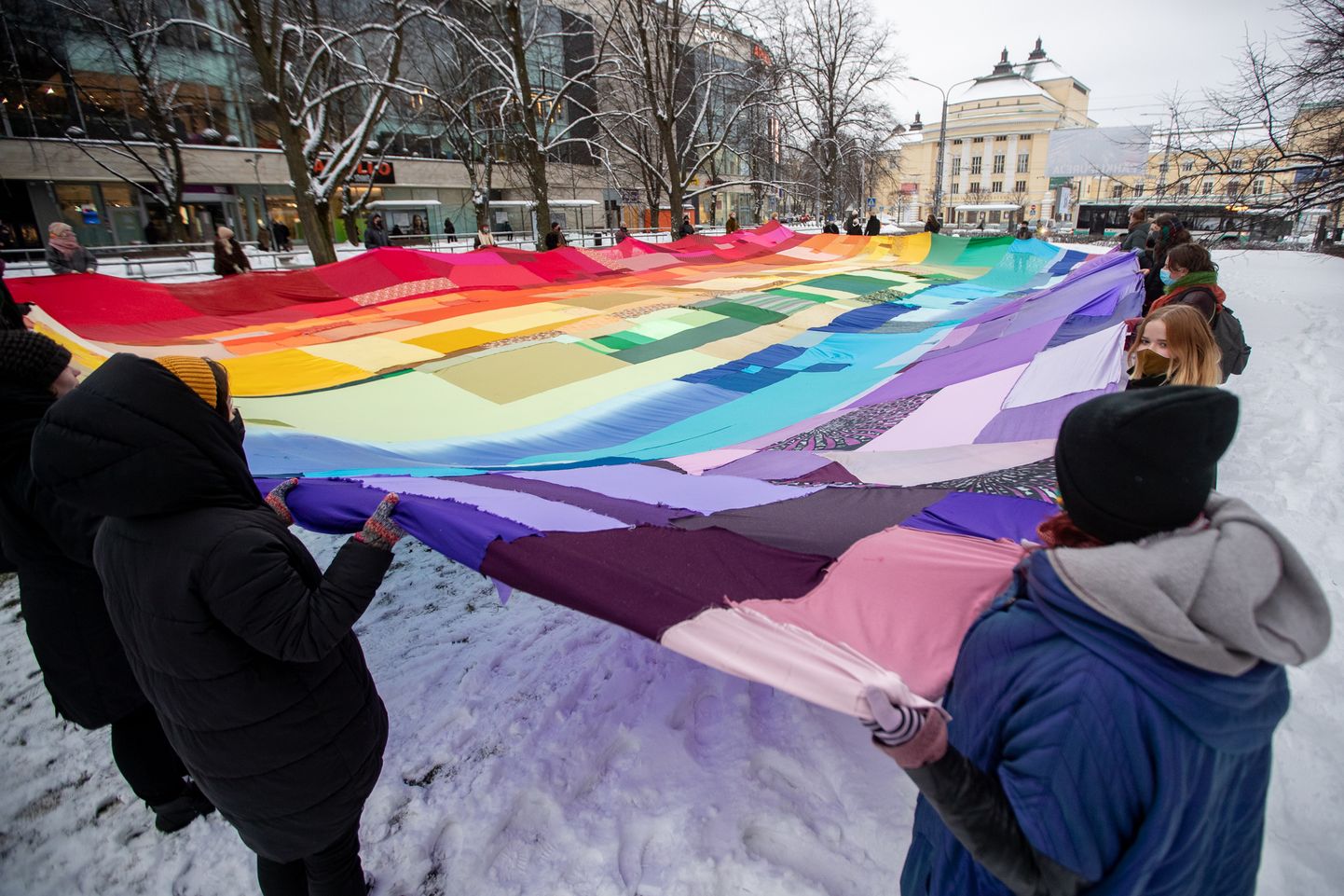 LGBT ühingu vikerkaarelipp Tallinnas Teatri väljakul.