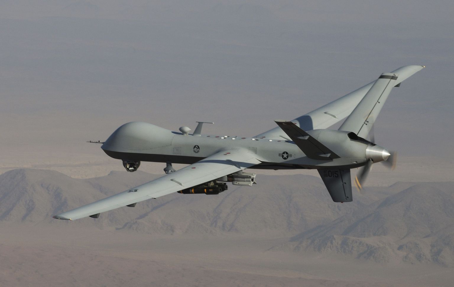 Ameerika Ühendriikide droon (MQ-9 Reaper), millel on võimekus tulistada laskemoona laserjuhtimisega ja ka Hellfire rakette.