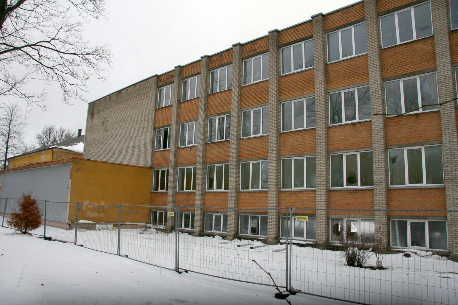Kohtla-Järvel Pärna ja Vahtra tänava nurgal asuv Kesklinna põhikooli vana hoone on lammutamise ootel.